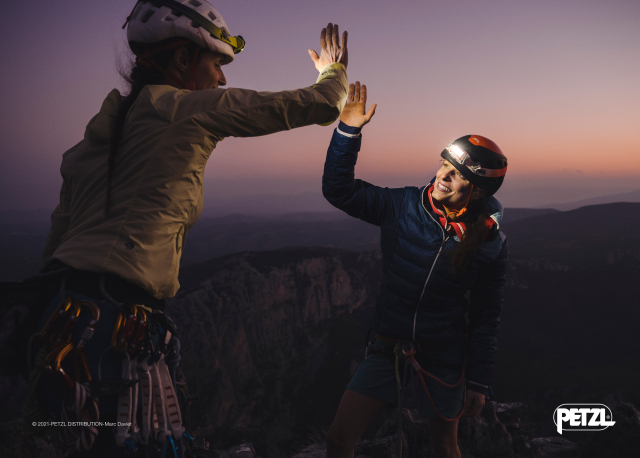 Hoofdlamp op een helm